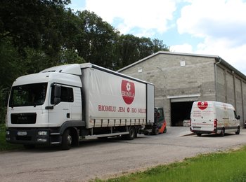 Nákladné autá Biomila pred veľkoskladom
