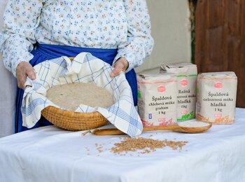 Domáci celozrnný špaldovo-ražný kváskový chlieb pripravený zo špaldovej a ražnej múky Biomila. Čerstvo upečený chlieb v ošatke s krásnou chrumkavou kôrkou. Domáci celozrnný špaldovo-ražný kváskový chlieb pripravený zo špaldovej a ražnej múky Biomila. Čerstvo upečený chlieb v ošatke s krásnou chrumkavou kôrkou.
