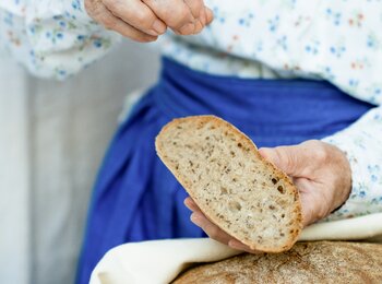 Celozrnný špaldovo-ražný kváskový chlieb zo špaldovej múky Biomila servírovaný s čerstvými paradajkami. Domáci chlieb s chrumkavou kôrkou a vláčnou striedkou. Celozrnný špaldovo-ražný kváskový chlieb zo špaldovej múky Biomila servírovaný s čerstvými paradajkami. Domáci chlieb s chrumkavou kôrkou a vláčnou striedkou.