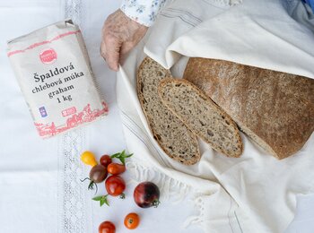 Krájaný domáci špaldovo-ražný kváskový chlieb s vláčnou striedkou a semienkami. Poctivý celozrnný chlieb upečený zo špaldovej a ražnej múky Biomila. Krájaný domáci špaldovo-ražný kváskový chlieb s vláčnou striedkou a semienkami. Poctivý celozrnný chlieb upečený zo špaldovej a ražnej múky Biomila.