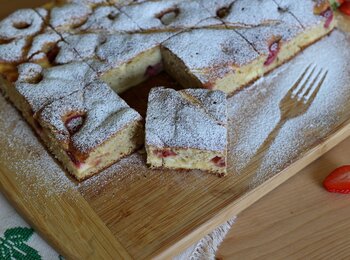 Hrnčeková buchta s tvarohom a jahodami
