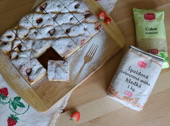 Hrnčeková buchta s tvarohom a jahodami