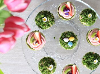Machové cupcakes s jahodovým krémom