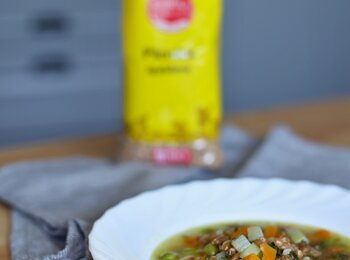 Špaldová polievka s hráškom