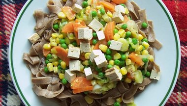 špaldové celozrnné rezance so zeleninou a tofu syrom