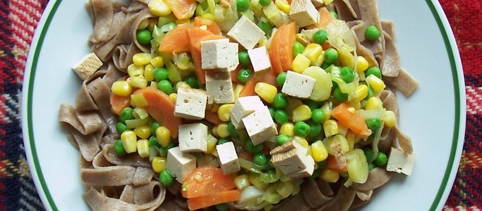 špaldové celozrnné rezance so zeleninou a tofu syrom